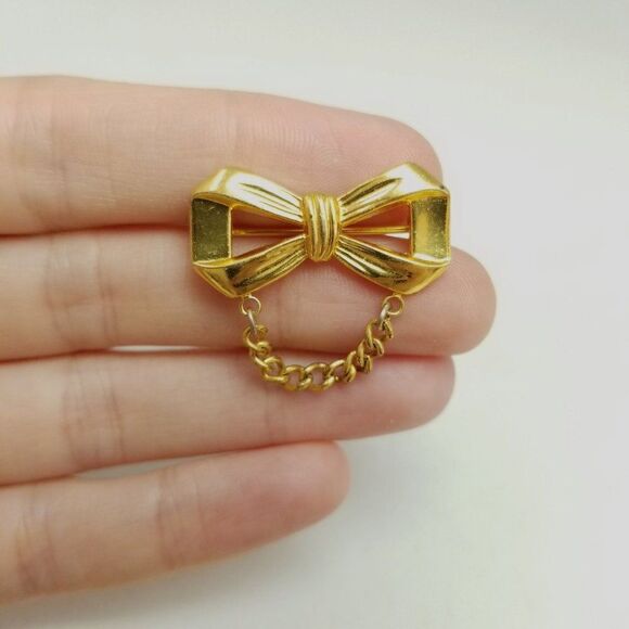 Vintage Little Bow Shaped Bow Brooch with Chain Detail, Gold Tone Lapel Pin - Picture 2 of 6